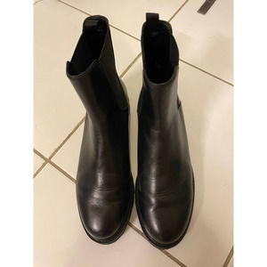 Stuart Weitzman Dylan Chelsea Bootie - size 8.5